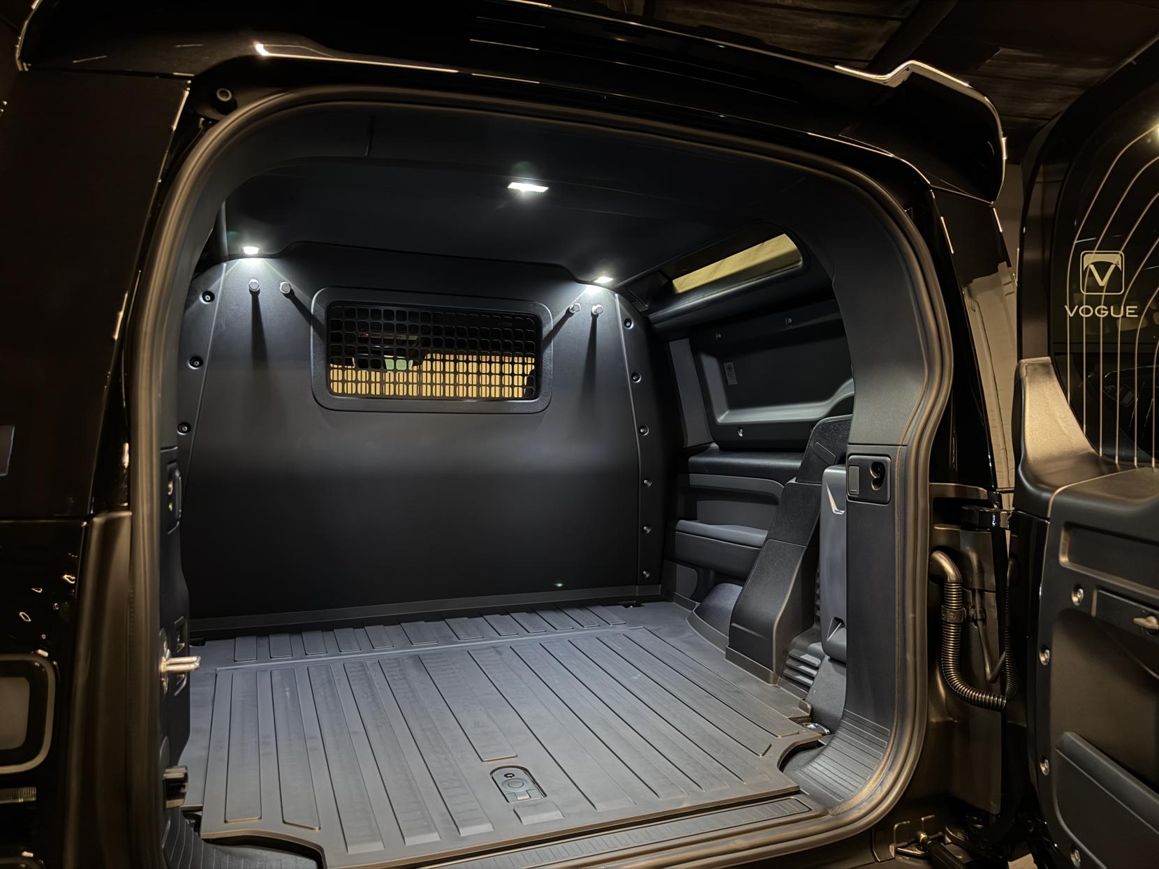 Land Rover Defender 90 3.0 D250 MHEV X-Dynamic SE Hard Top SUV 3dr Diesel Auto 4WD SWB Euro 6 (s/s) (249 ps)