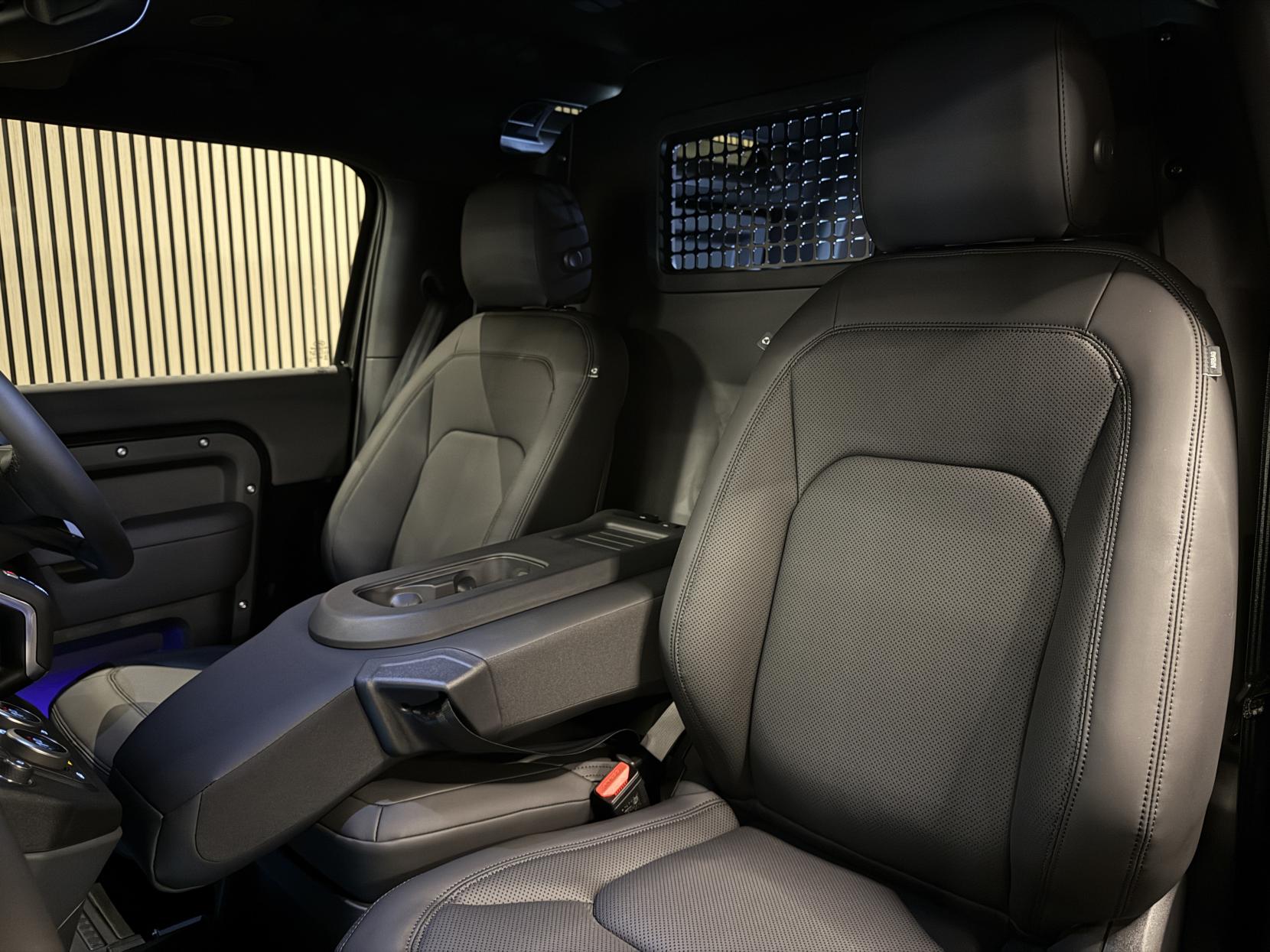 Land Rover Defender 90 3.0 D250 MHEV X-Dynamic SE Hard Top SUV 3dr Diesel Auto 4WD SWB Euro 6 (s/s) (249 ps)