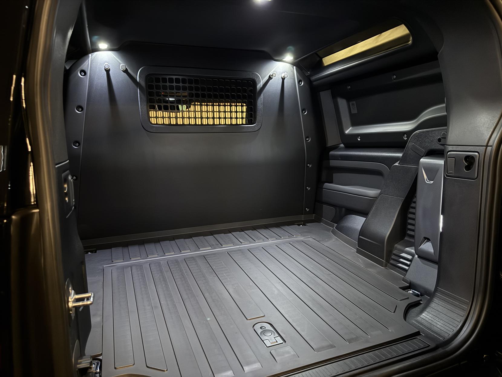 Land Rover Defender 90 3.0 D250 MHEV X-Dynamic SE Hard Top SUV 3dr Diesel Auto 4WD SWB Euro 6 (s/s) (249 ps)