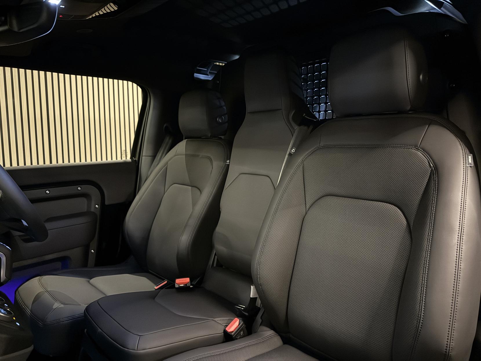 Land Rover Defender 90 3.0 D250 MHEV X-Dynamic SE Hard Top SUV 3dr Diesel Auto 4WD SWB Euro 6 (s/s) (249 ps)