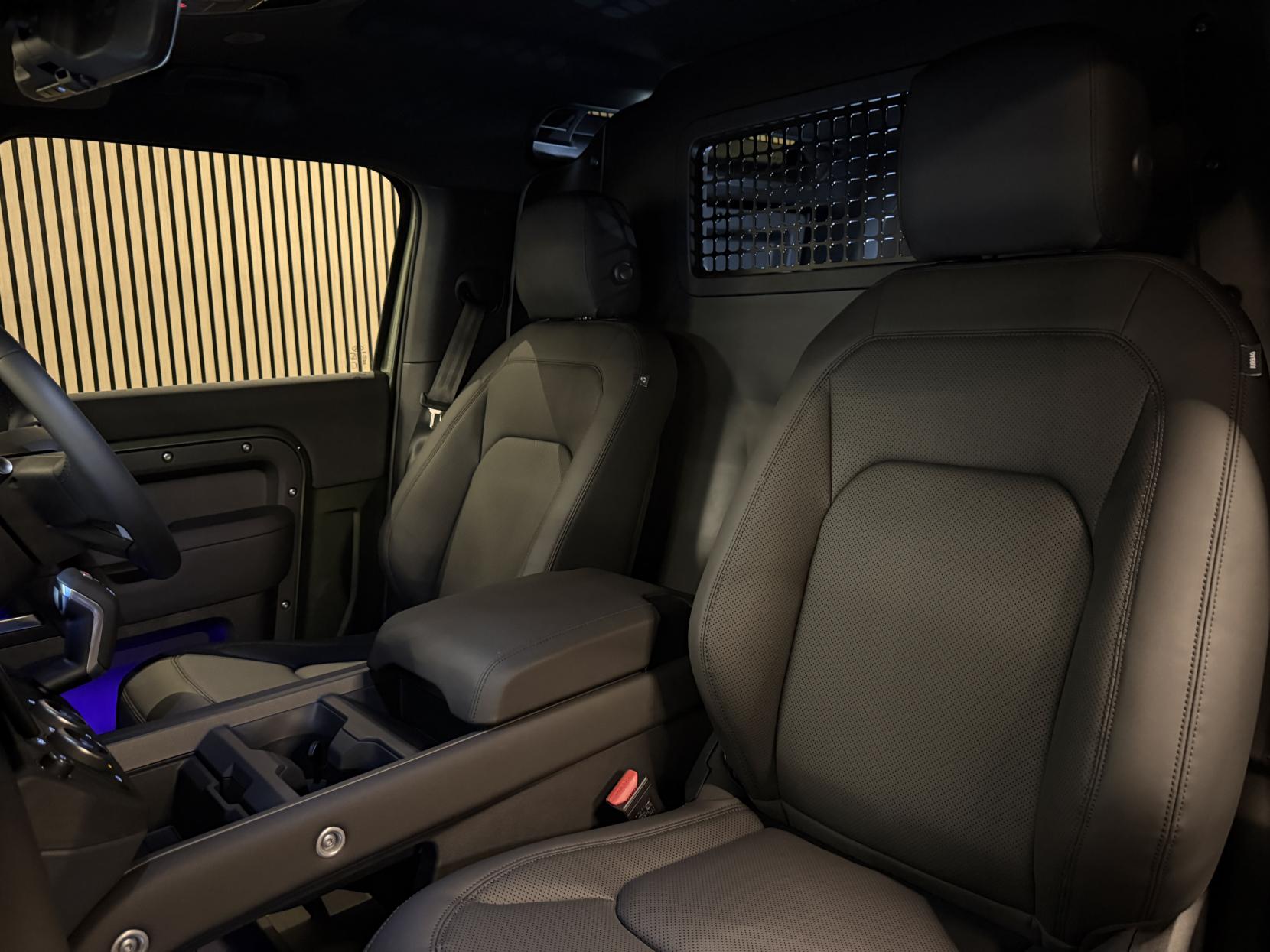 Land Rover Defender 90 3.0 D250 MHEV X-Dynamic SE Hard Top SUV 3dr Diesel Auto 4WD SWB Euro 6 (s/s) (249 ps)