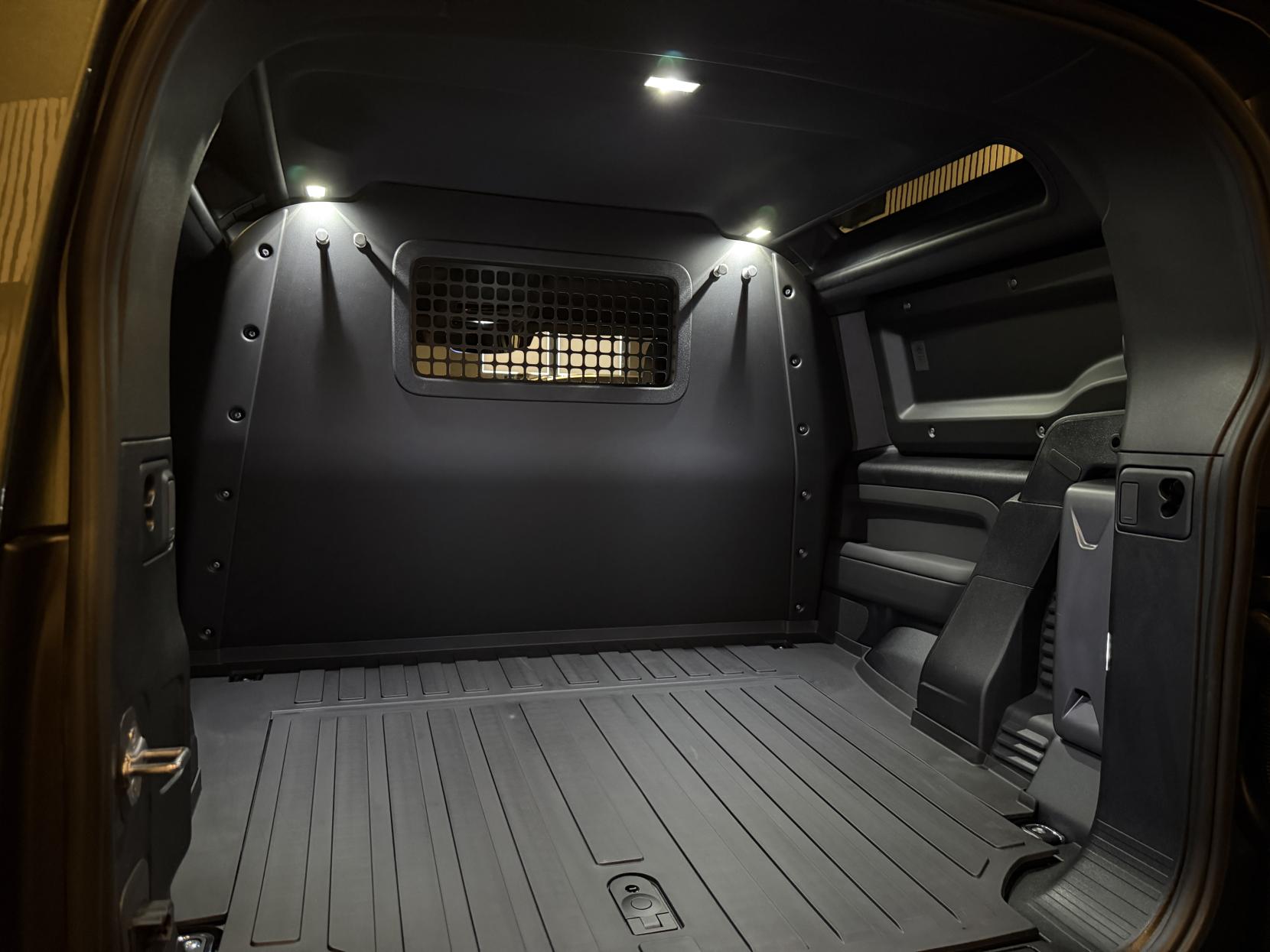 Land Rover Defender 90 3.0 D250 MHEV X-Dynamic SE Hard Top SUV 3dr Diesel Auto 4WD SWB Euro 6 (s/s) (249 ps)