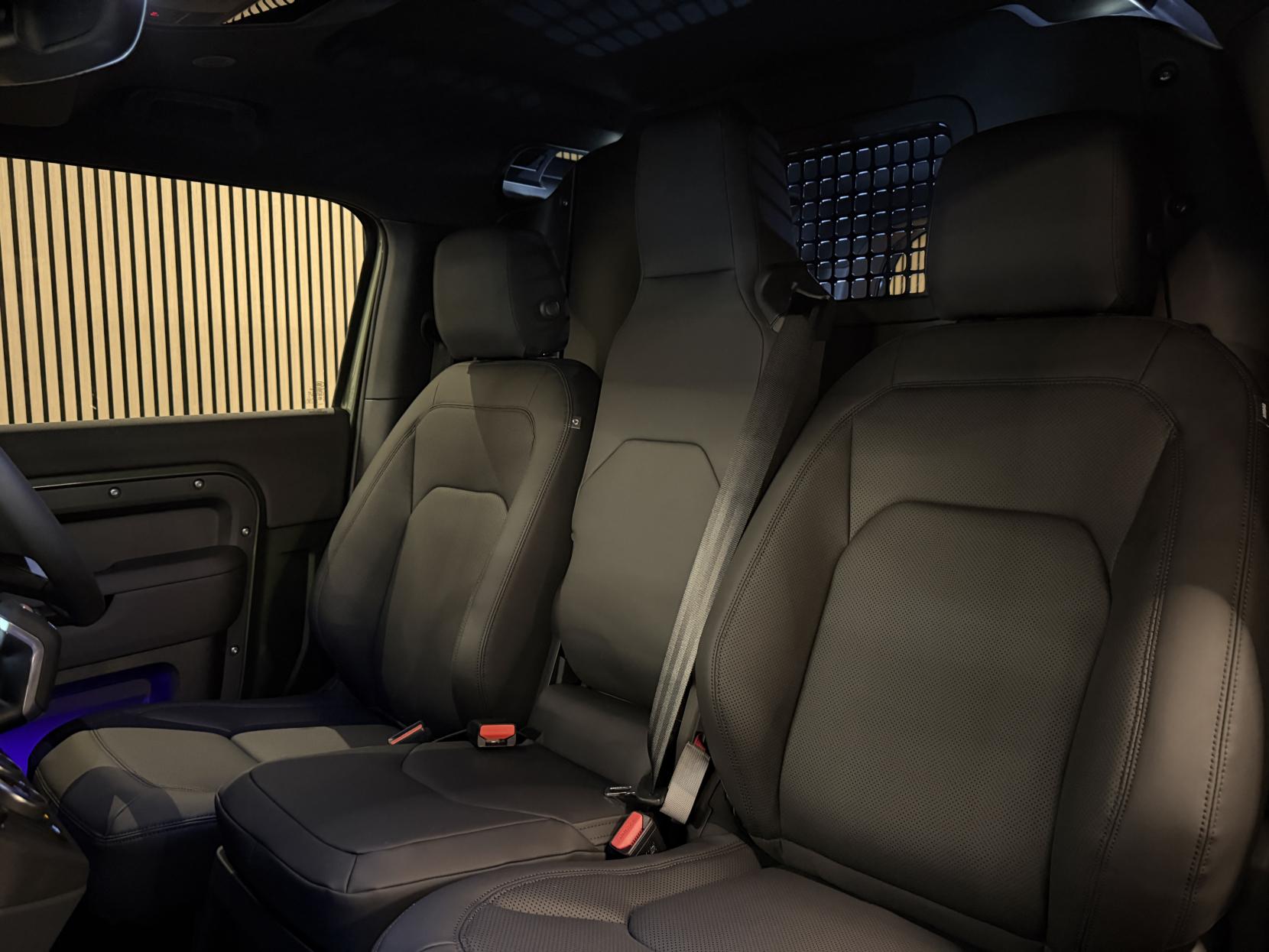 Land Rover Defender 90 3.0 D250 MHEV X-Dynamic SE Hard Top SUV 3dr Diesel Auto 4WD SWB Euro 6 (s/s) (249 ps)