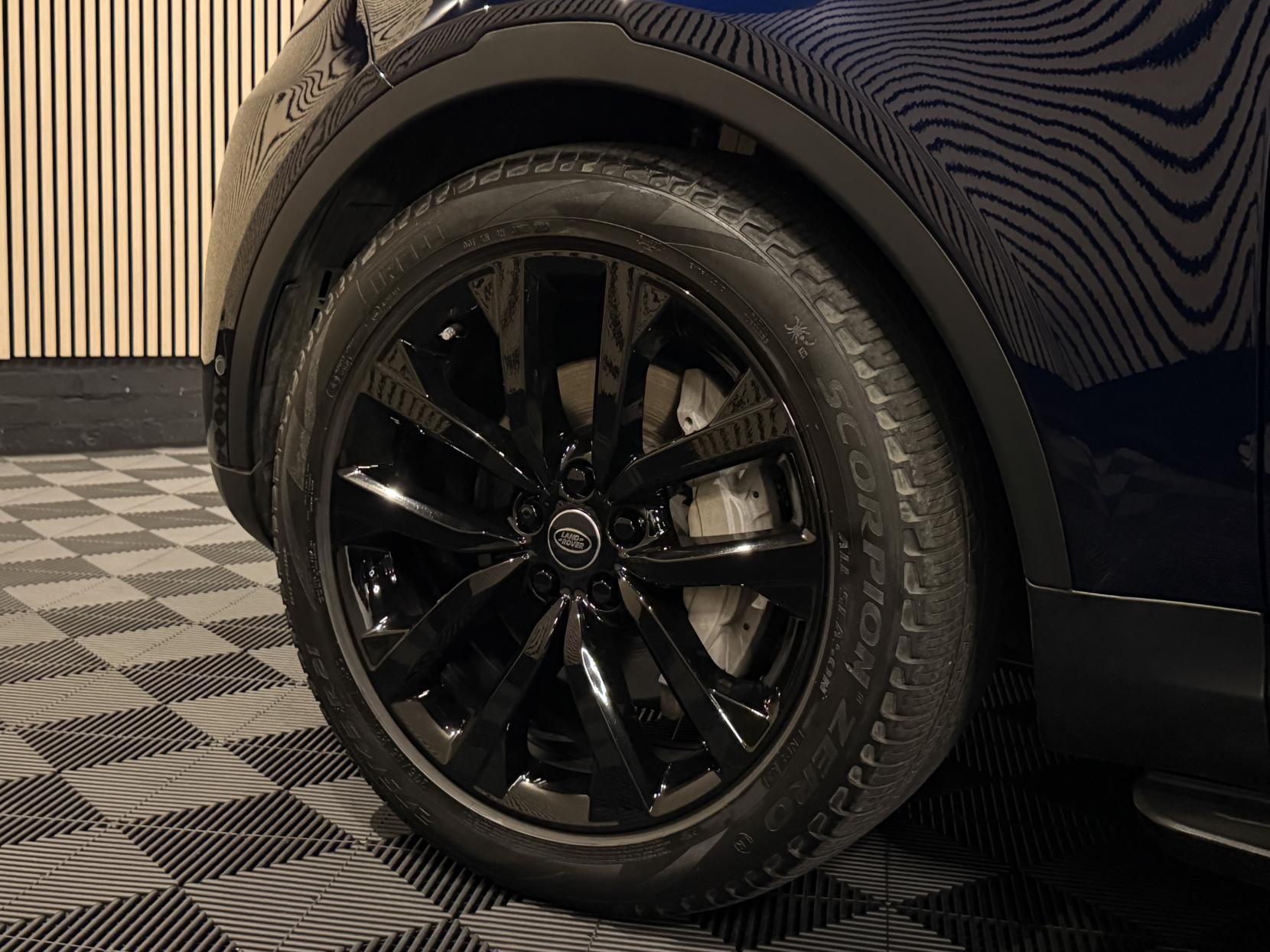 Land Rover Discovery 3.0 D300 MHEV SE SUV 5dr Diesel Auto 4WD Euro 6 (s/s) (300 ps)