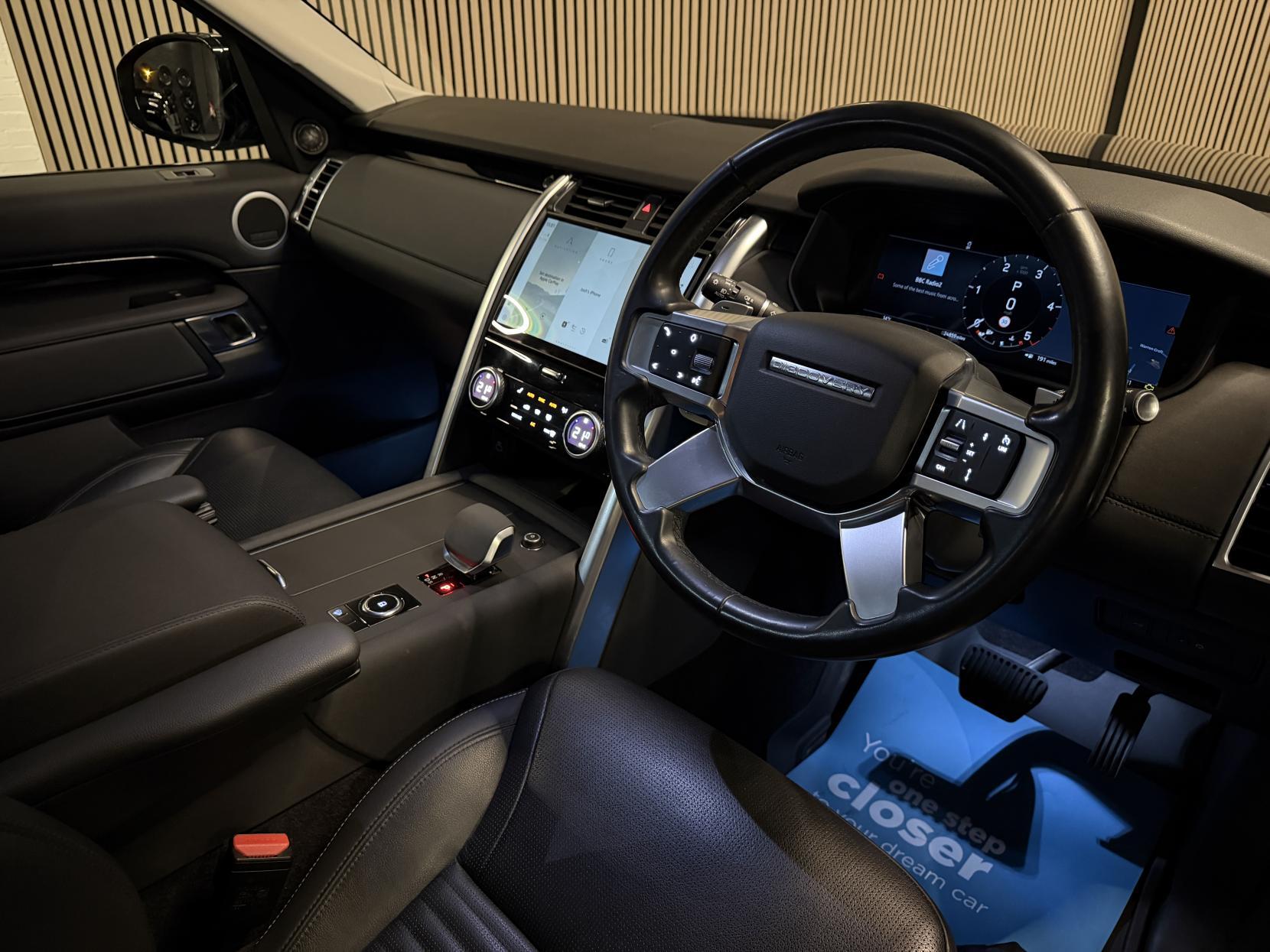 Land Rover Discovery 3.0 D300 MHEV SE SUV 5dr Diesel Auto 4WD Euro 6 (s/s) (300 ps)