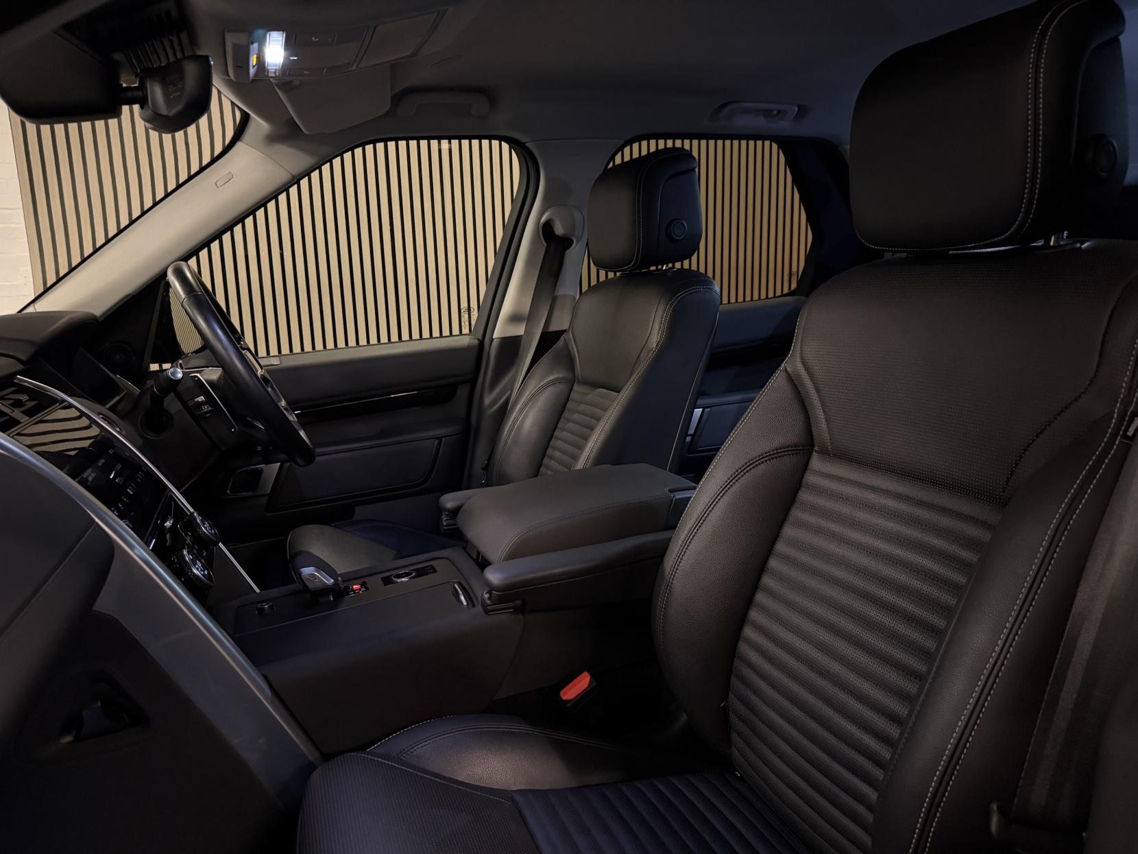 Land Rover Discovery 3.0 D300 MHEV SE SUV 5dr Diesel Auto 4WD Euro 6 (s/s) (300 ps)