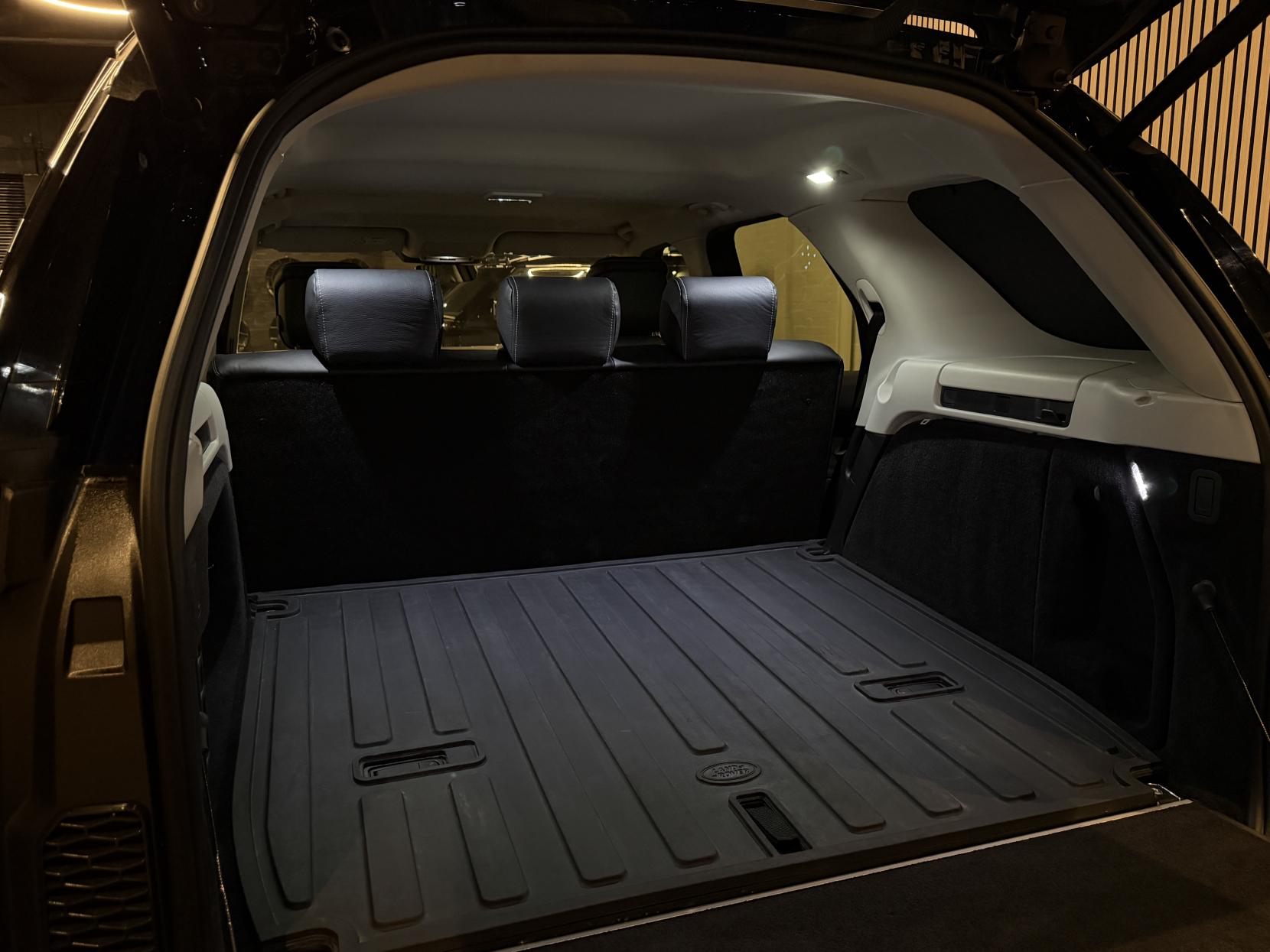 Land Rover Discovery 3.0 D300 MHEV SE SUV 5dr Diesel Auto 4WD Euro 6 (s/s) (300 ps)