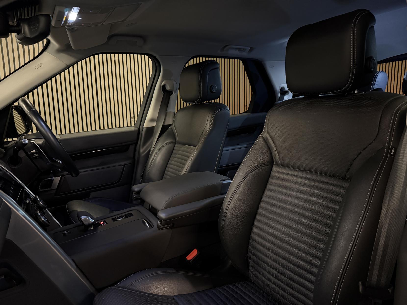 Land Rover Discovery 3.0 D300 MHEV SE SUV 5dr Diesel Auto 4WD Euro 6 (s/s) (300 ps)