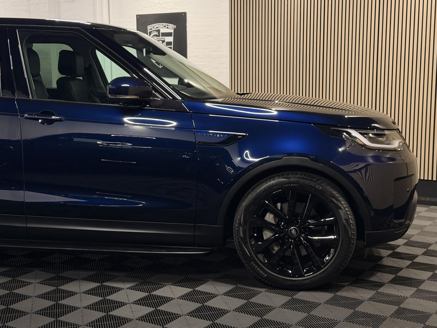 Land Rover Discovery 3.0 D300 MHEV SE SUV 5dr Diesel Auto 4WD Euro 6 (s/s) (300 ps)