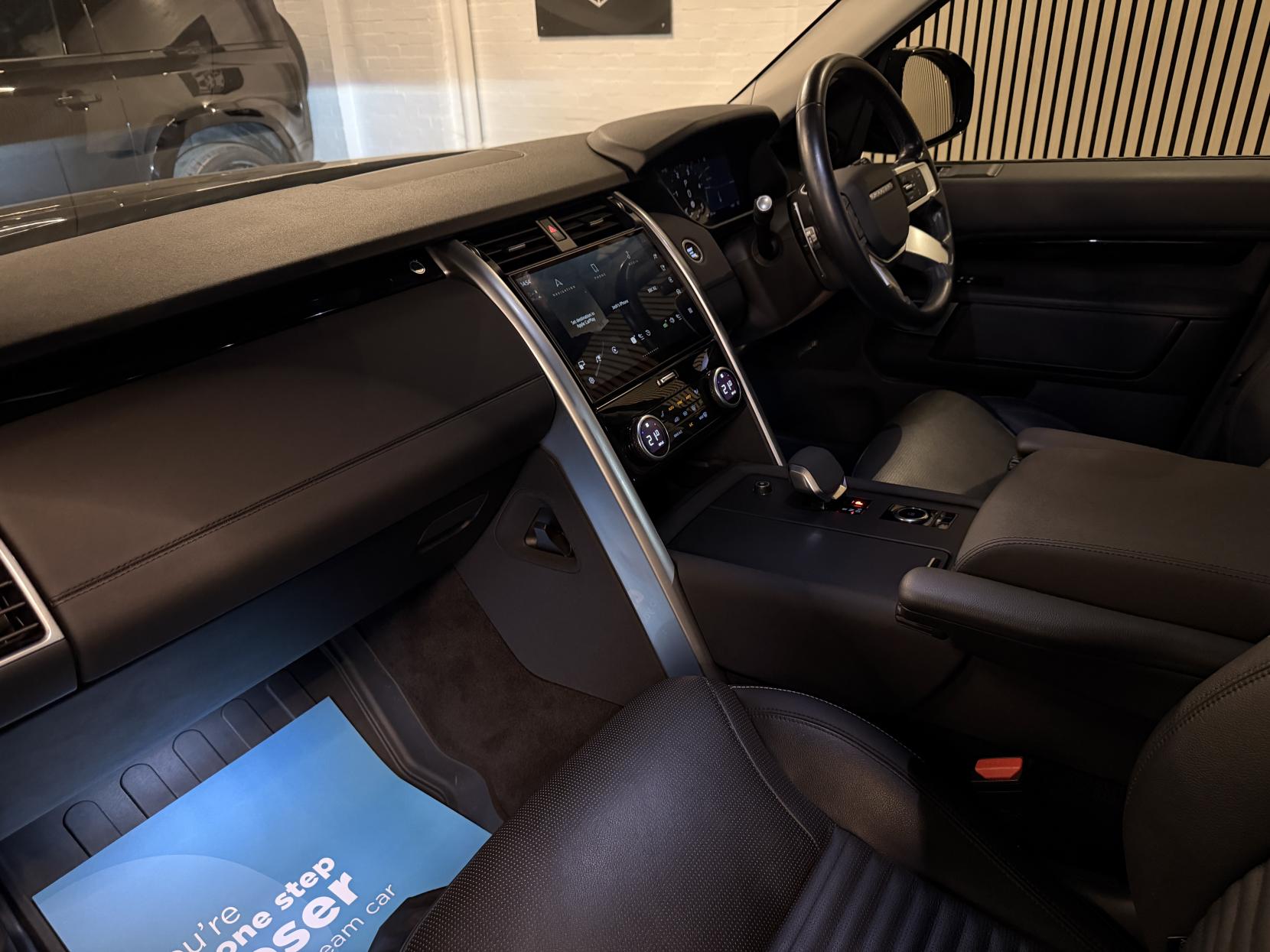 Land Rover Discovery 3.0 D300 MHEV SE SUV 5dr Diesel Auto 4WD Euro 6 (s/s) (300 ps)