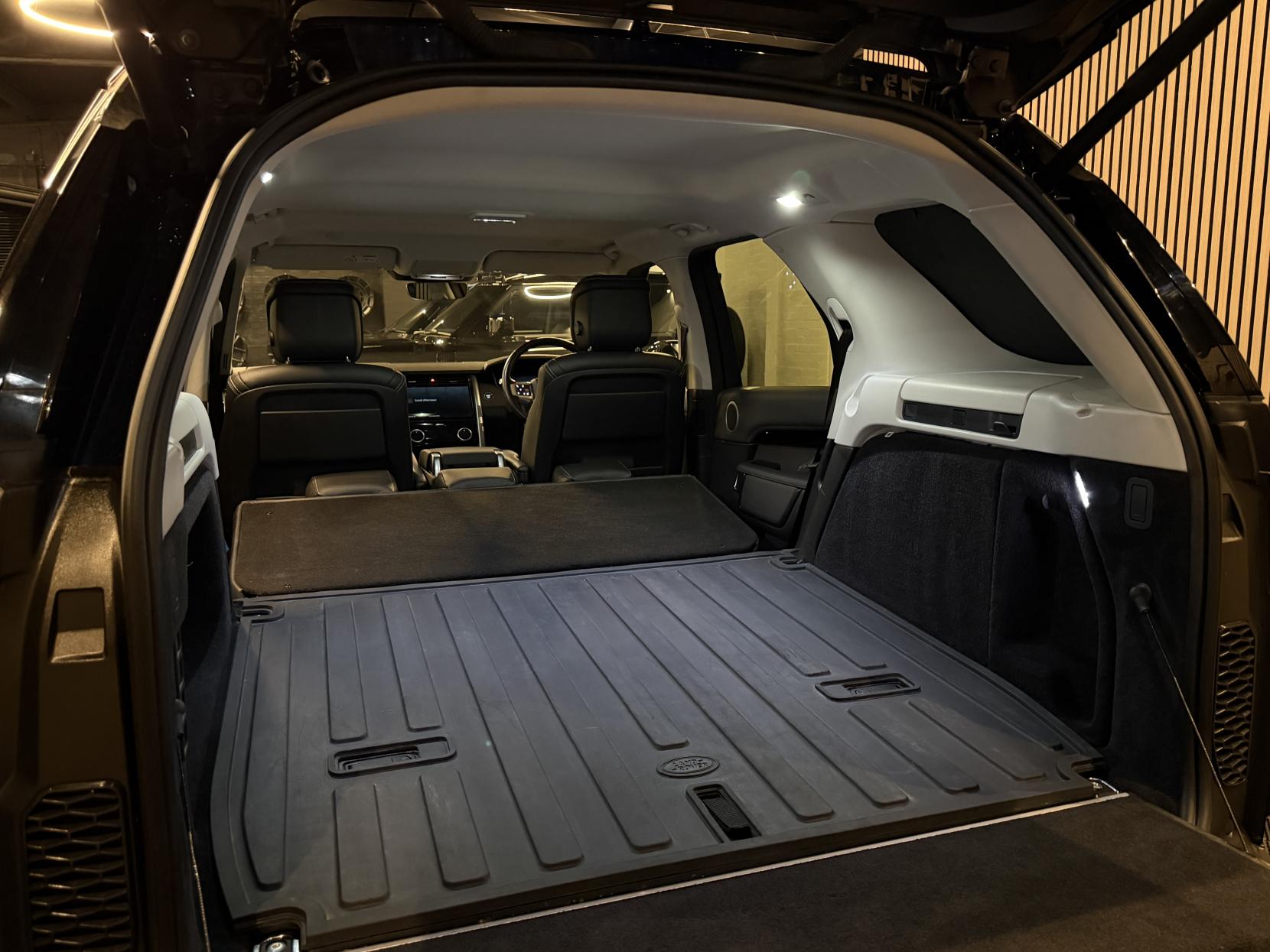 Land Rover Discovery 3.0 D300 MHEV SE SUV 5dr Diesel Auto 4WD Euro 6 (s/s) (300 ps)