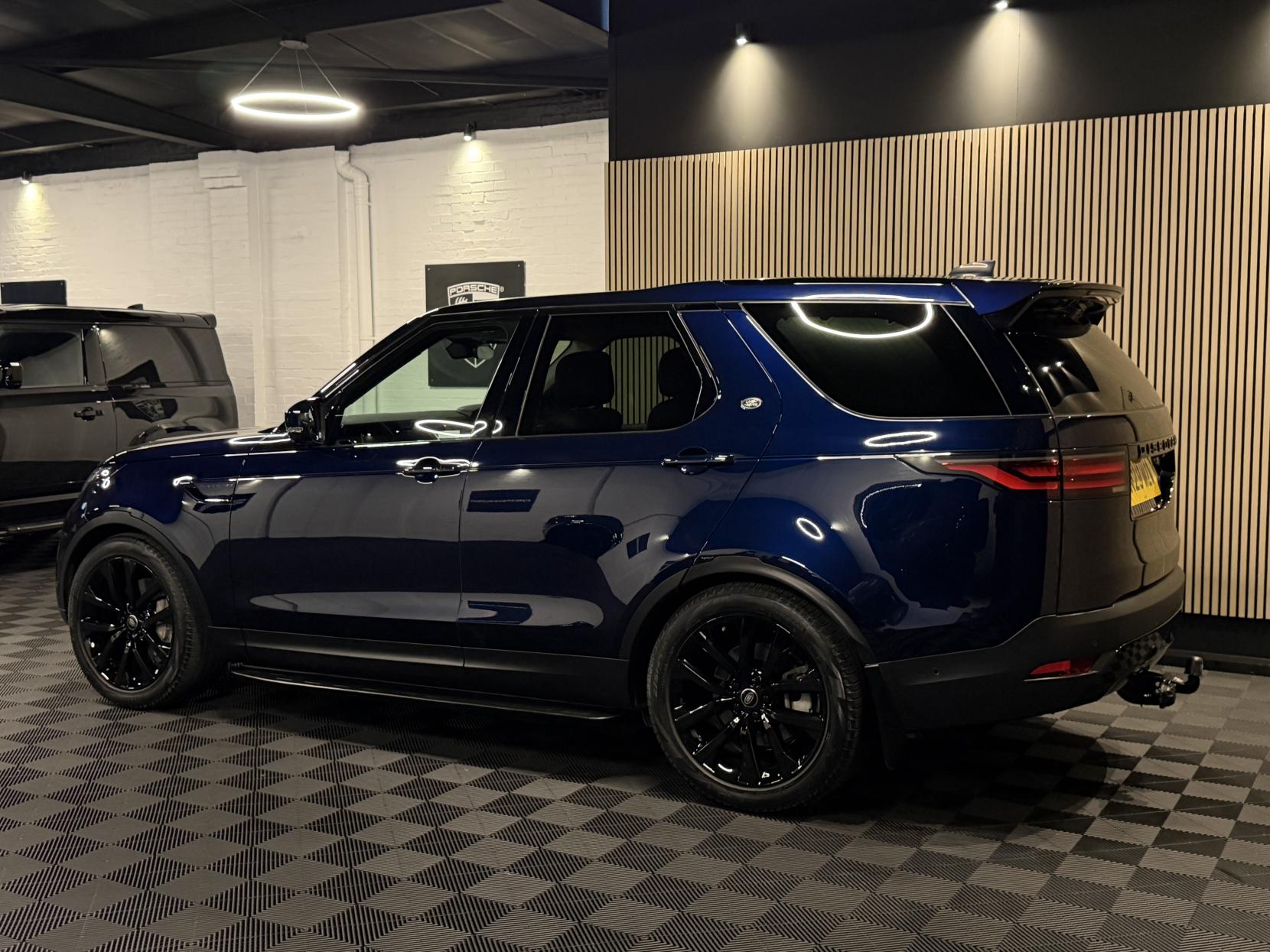 Land Rover Discovery 3.0 D300 MHEV SE SUV 5dr Diesel Auto 4WD Euro 6 (s/s) (300 ps)