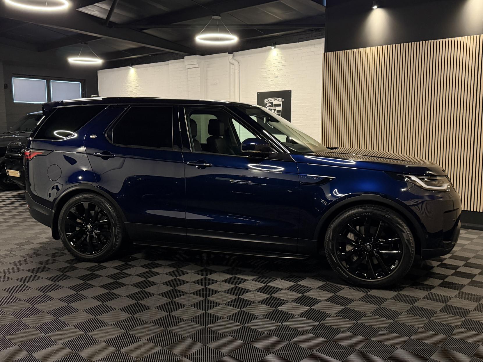 Land Rover Discovery 3.0 D300 MHEV SE SUV 5dr Diesel Auto 4WD Euro 6 (s/s) (300 ps)