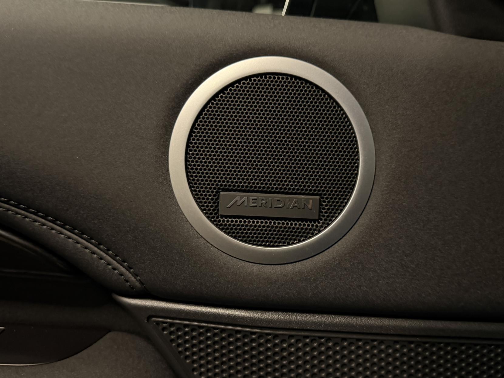 Land Rover Discovery 3.0 D300 MHEV SE SUV 5dr Diesel Auto 4WD Euro 6 (s/s) (300 ps)