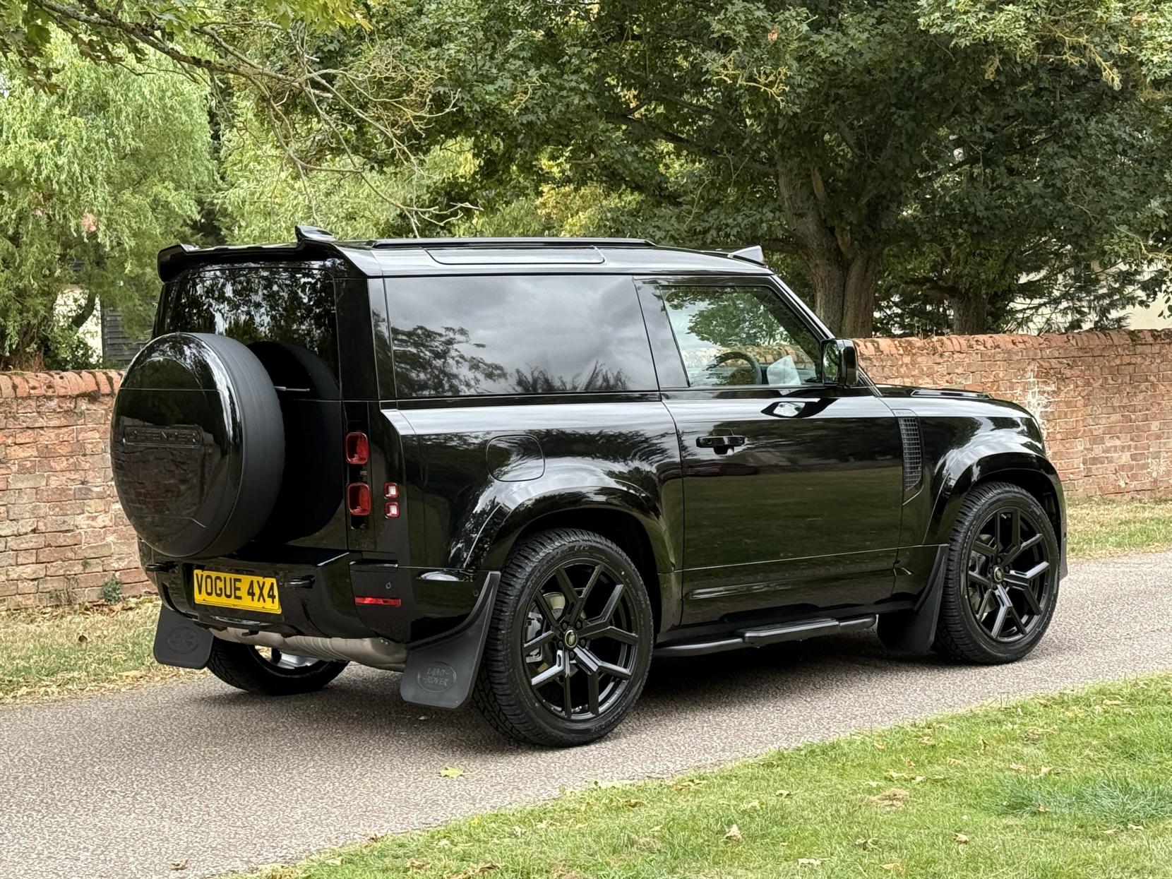 Land Rover Defender 90 3.0 D250 MHEV X-Dynamic SE Hard Top SUV 3dr Diesel Auto 4WD SWB Euro 6 (s/s) (249 ps)