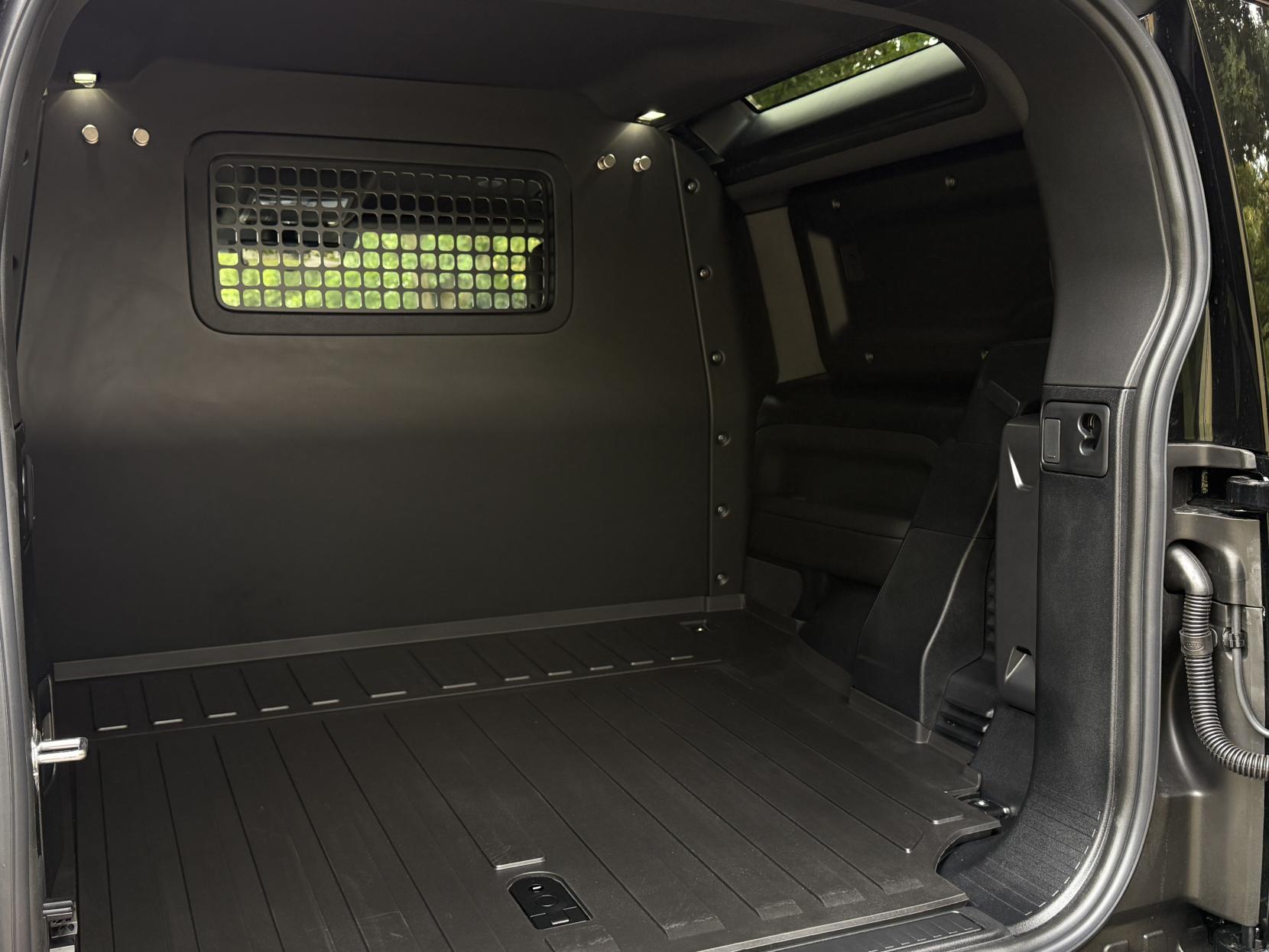 Land Rover Defender 90 3.0 D250 MHEV X-Dynamic SE Hard Top SUV 3dr Diesel Auto 4WD SWB Euro 6 (s/s) (249 ps)