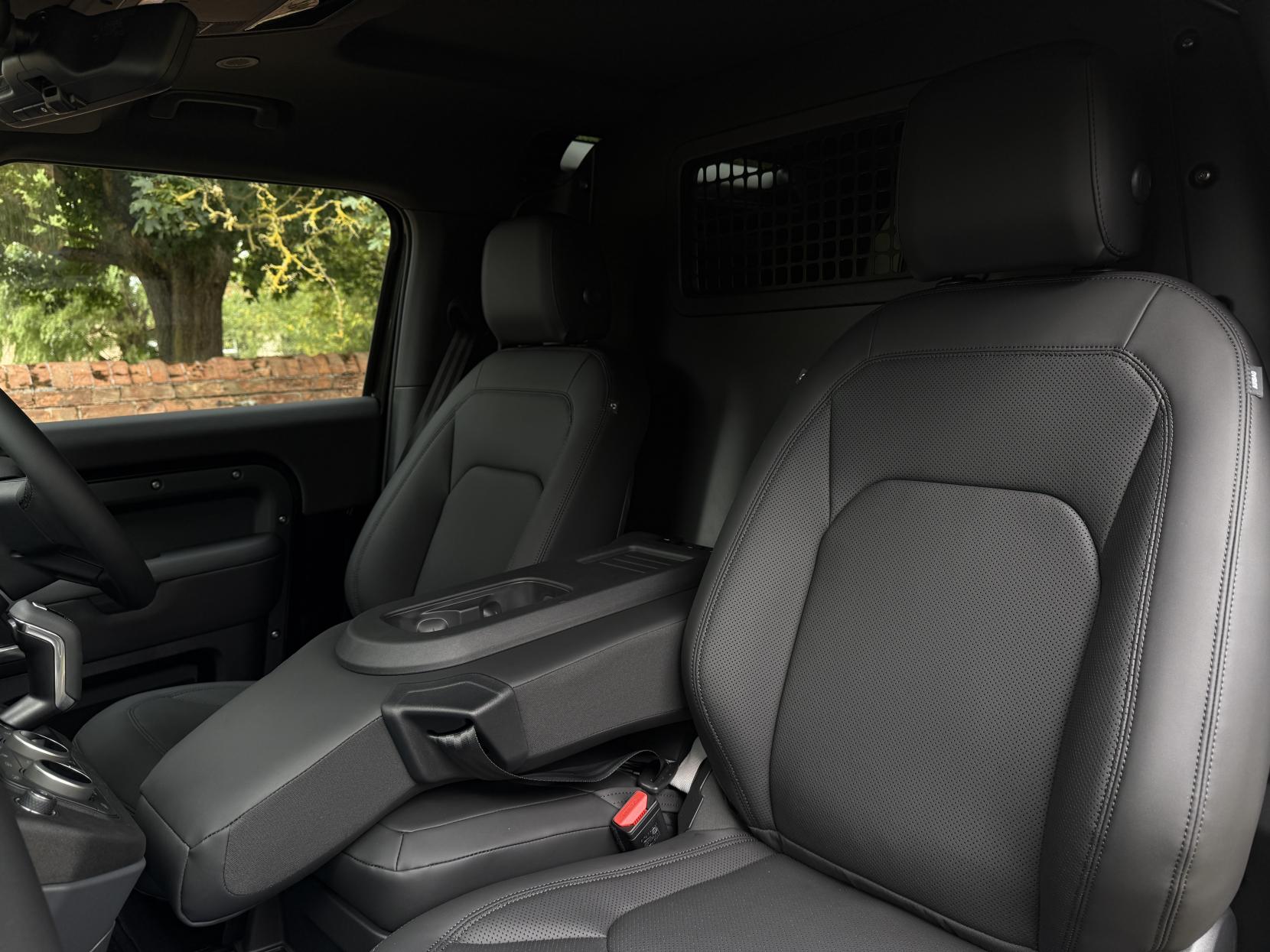 Land Rover Defender 90 3.0 D250 MHEV X-Dynamic SE Hard Top SUV 3dr Diesel Auto 4WD SWB Euro 6 (s/s) (249 ps)