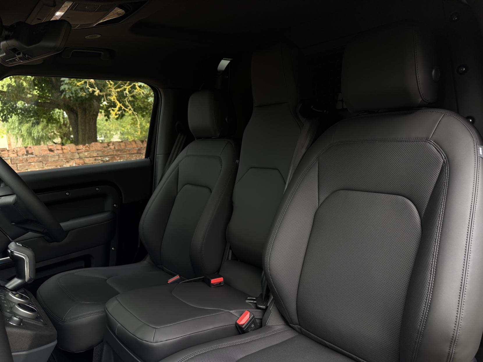 Land Rover Defender 90 3.0 D250 MHEV X-Dynamic SE Hard Top SUV 3dr Diesel Auto 4WD SWB Euro 6 (s/s) (249 ps)