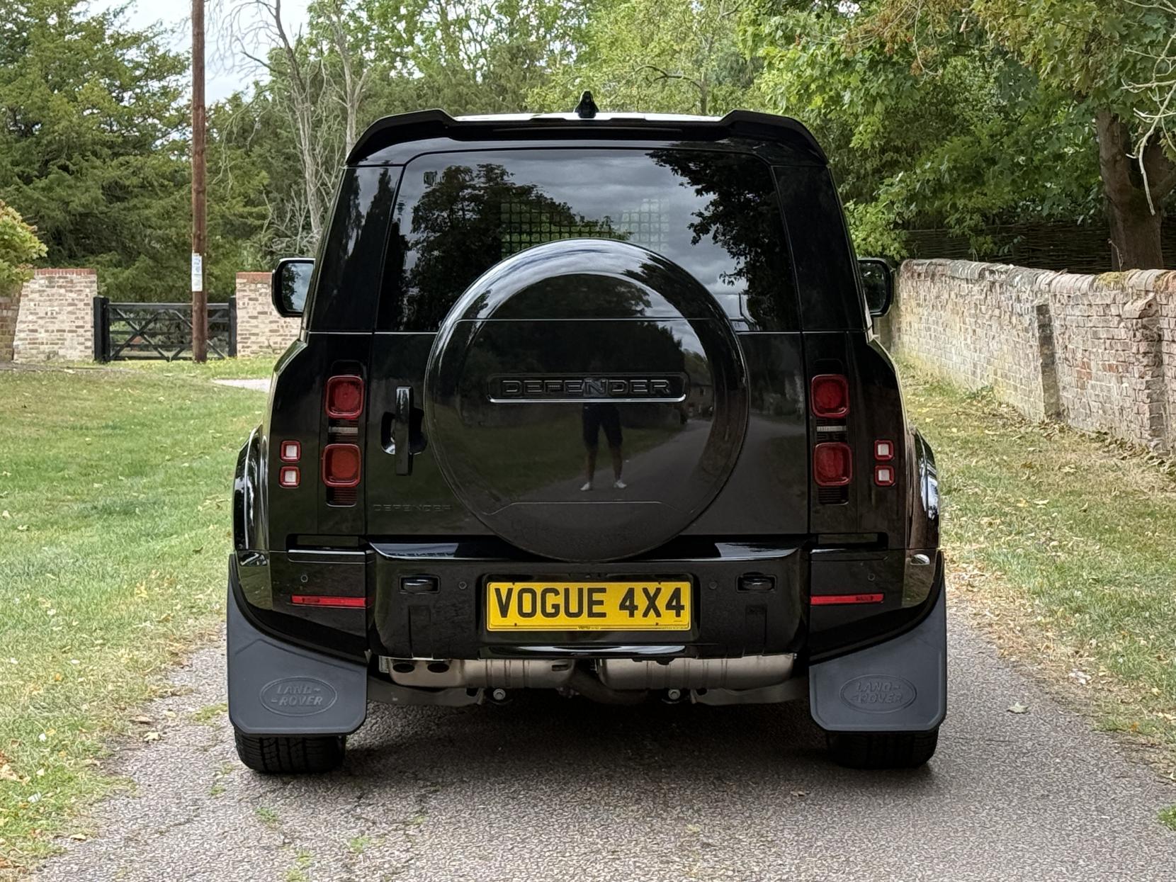 Land Rover Defender 90 3.0 D250 MHEV X-Dynamic SE Hard Top SUV 3dr Diesel Auto 4WD SWB Euro 6 (s/s) (249 ps)