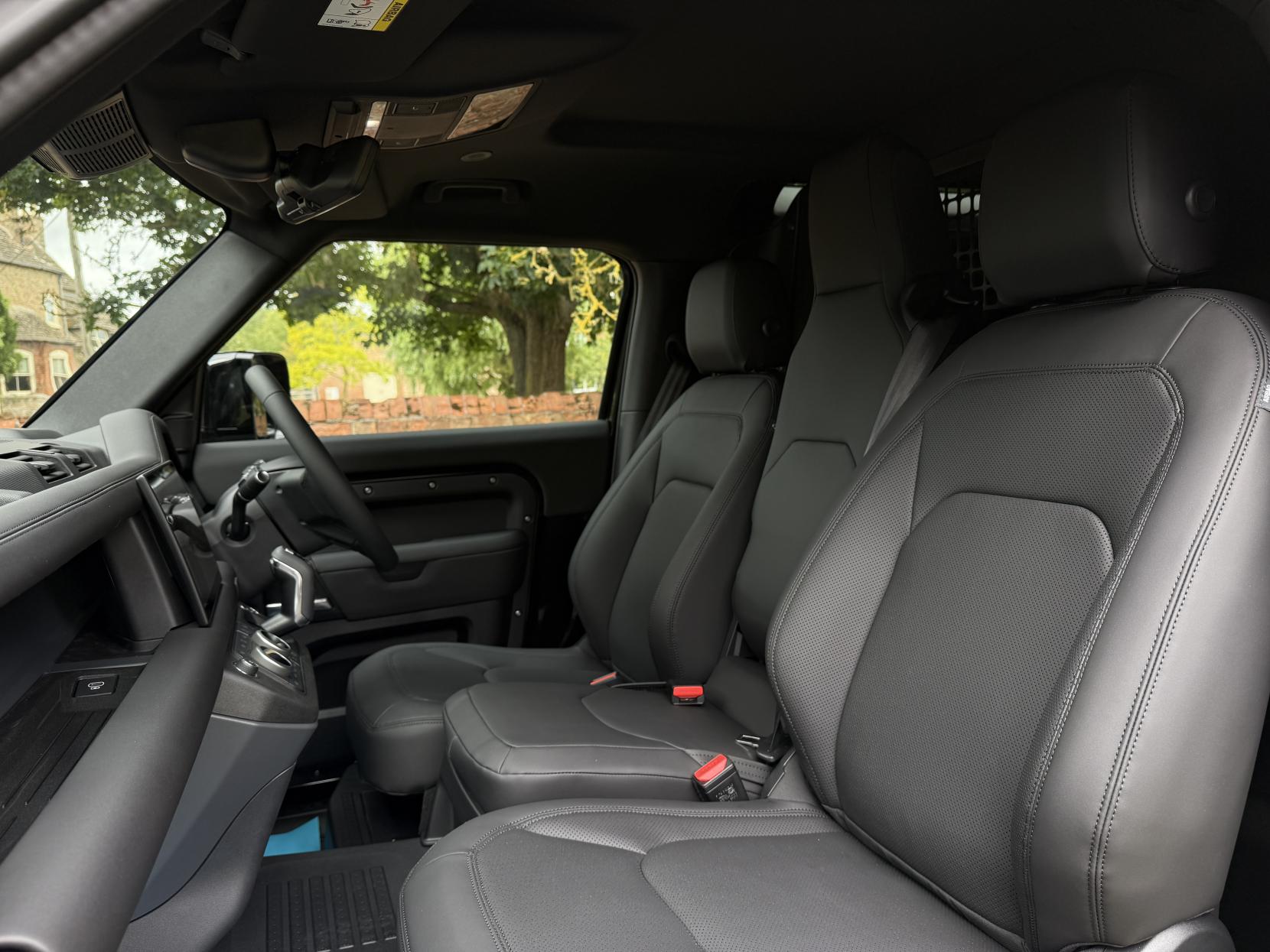 Land Rover Defender 90 3.0 D250 MHEV X-Dynamic SE Hard Top SUV 3dr Diesel Auto 4WD SWB Euro 6 (s/s) (249 ps)