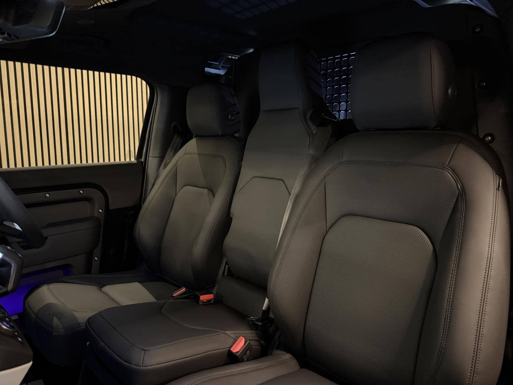 Land Rover Defender 90 3.0 D250 MHEV X-Dynamic SE Hard Top SUV 3dr Diesel Auto 4WD SWB Euro 6 (s/s) (249 ps)