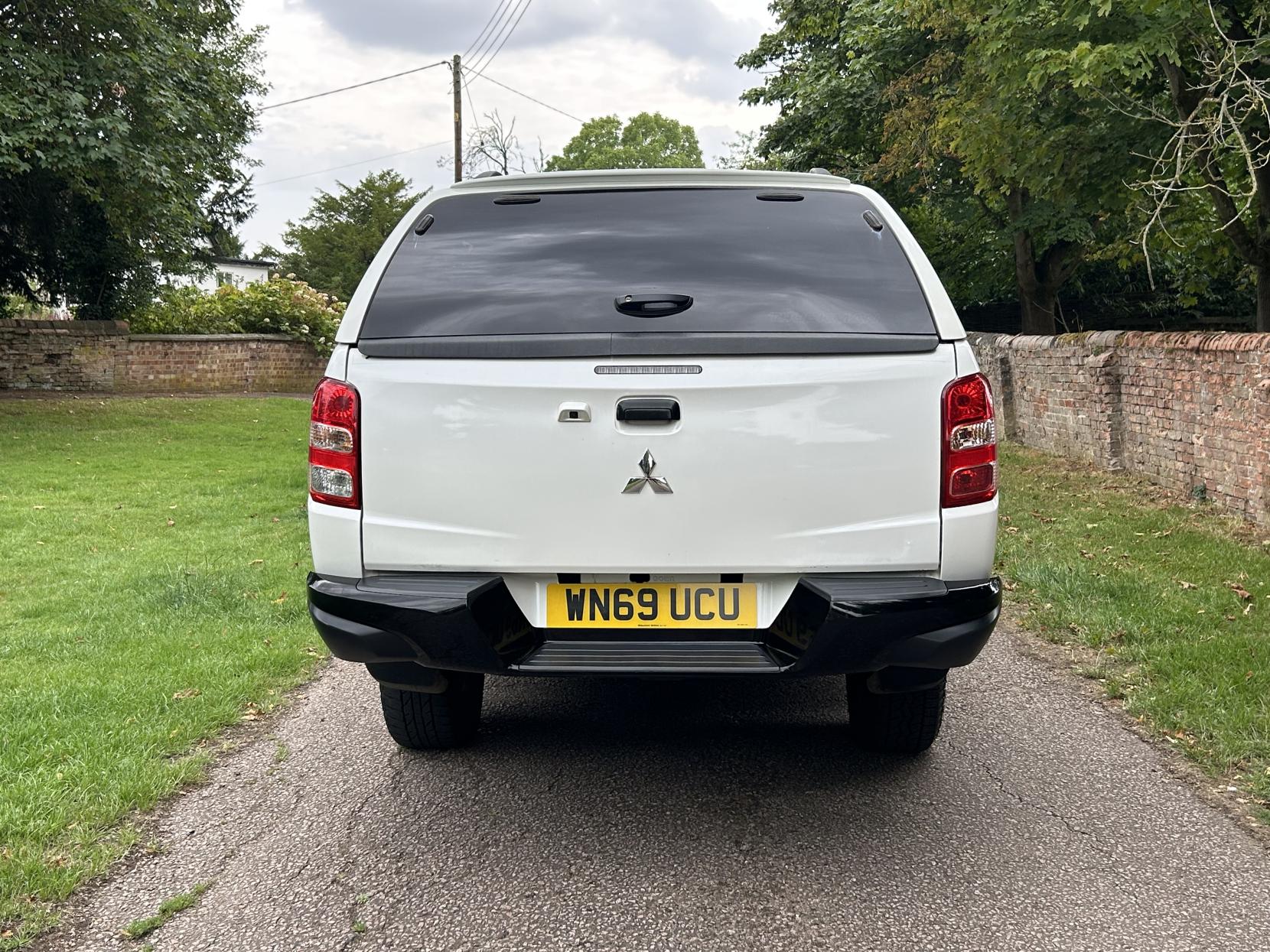 Mitsubishi L200 2.4 DI-D DC Challenger Pickup Double Cab 4dr Diesel Auto 4WD Euro 6 (181 ps)