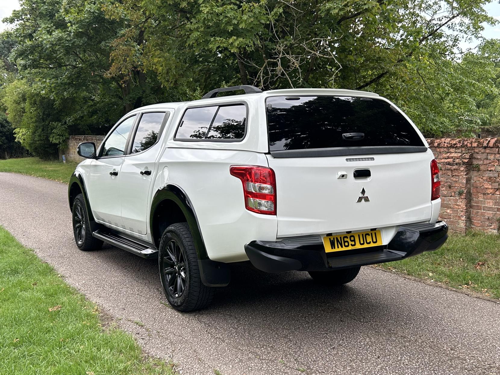 Mitsubishi L200 2.4 DI-D DC Challenger Pickup Double Cab 4dr Diesel Auto 4WD Euro 6 (181 ps)