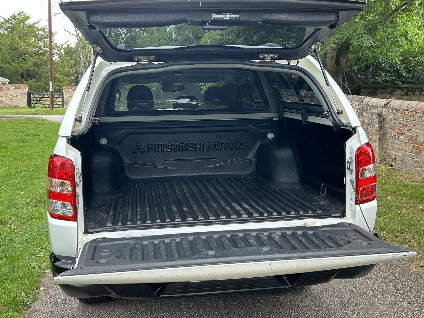 Mitsubishi L200 2.4 DI-D DC Challenger Pickup Double Cab 4dr Diesel Auto 4WD Euro 6 (181 ps)