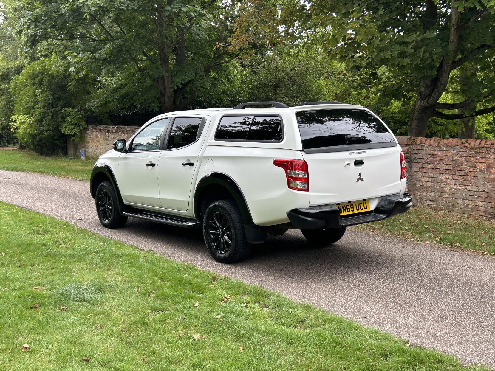 Mitsubishi L200 2.4 DI-D DC Challenger Pickup Double Cab 4dr Diesel Auto 4WD Euro 6 (181 ps)