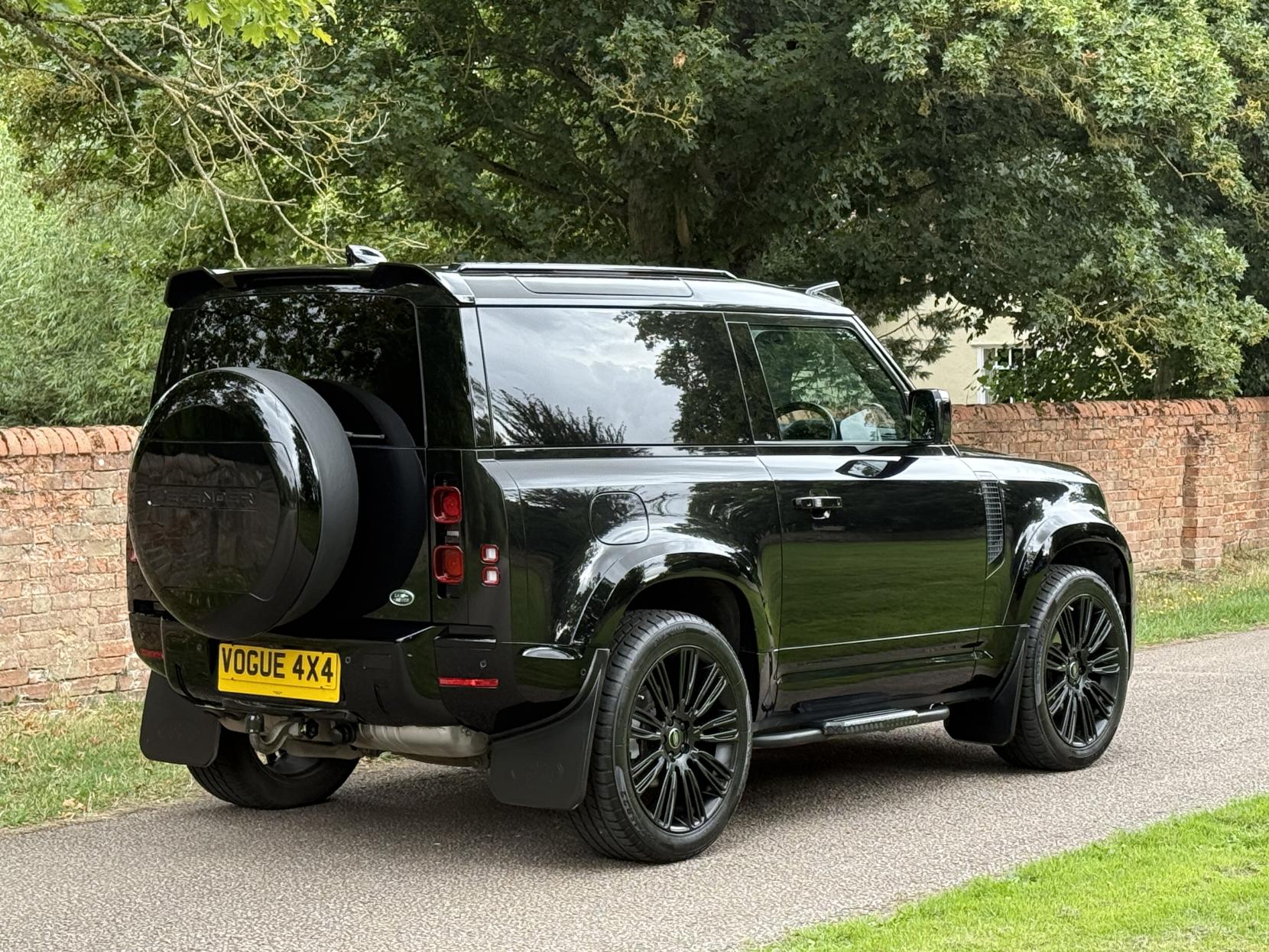 Land Rover Defender 90 3.0 D200 MHEV Hard Top SUV 3dr Diesel Auto 4WD SWB Euro 6 (s/s) (200 ps)