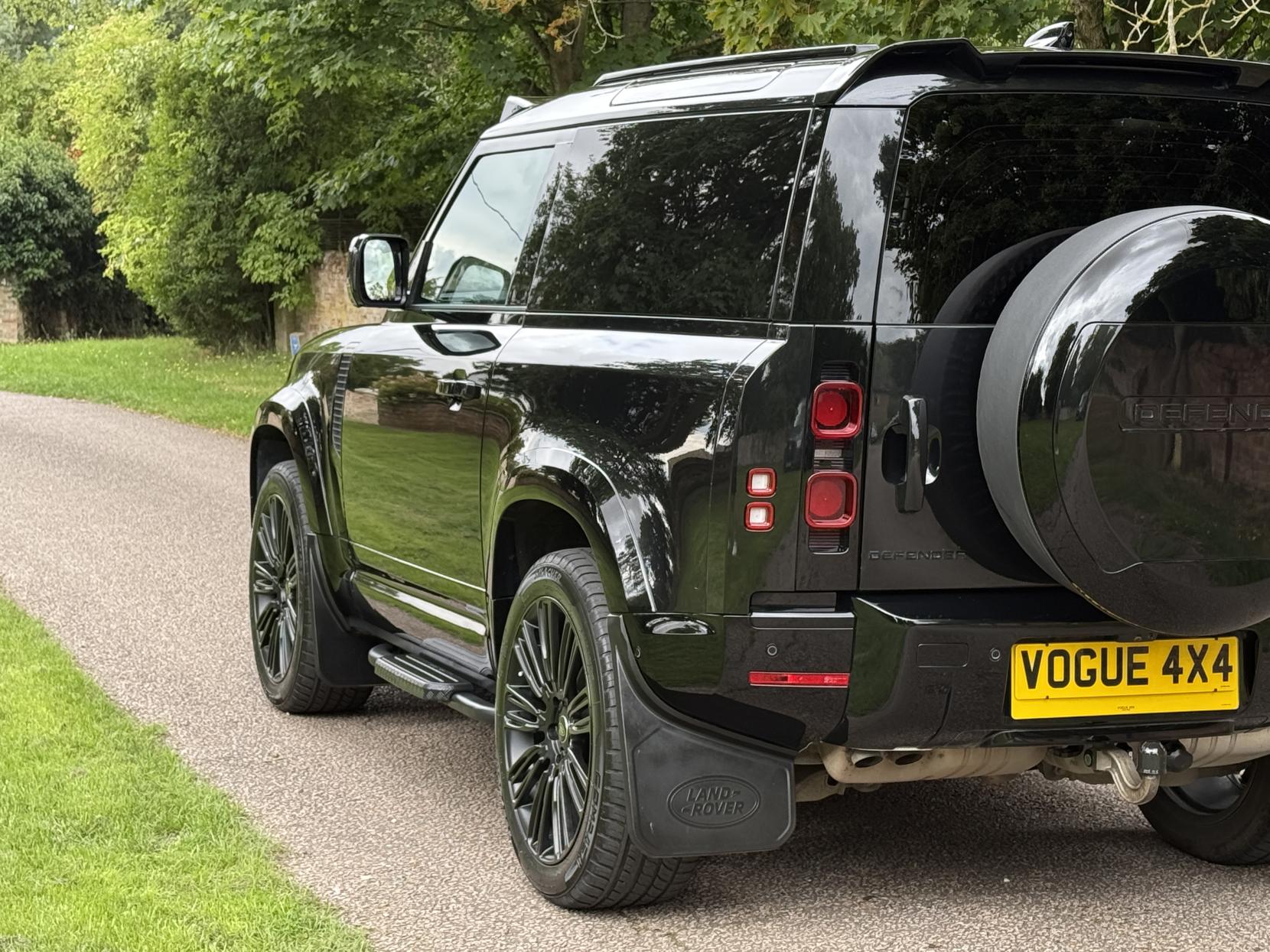 Land Rover Defender 90 3.0 D200 MHEV Hard Top SUV 3dr Diesel Auto 4WD SWB Euro 6 (s/s) (200 ps)