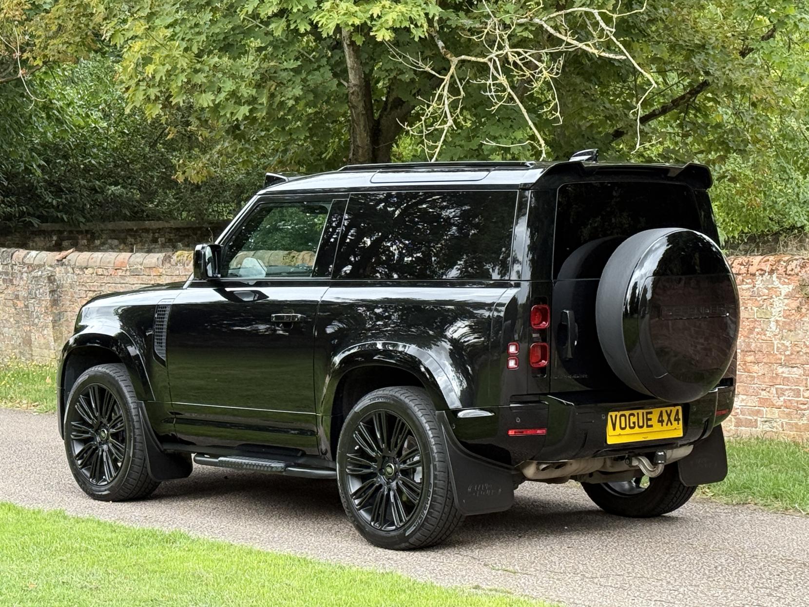 Land Rover Defender 90 3.0 D200 MHEV Hard Top SUV 3dr Diesel Auto 4WD SWB Euro 6 (s/s) (200 ps)