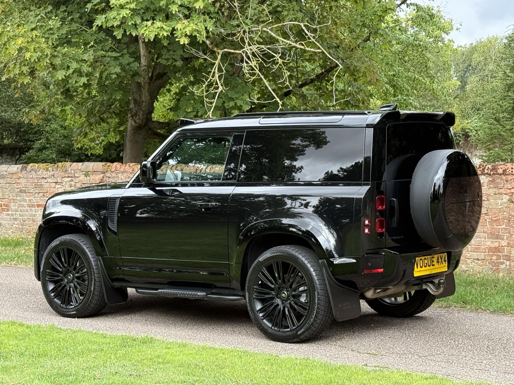 Land Rover Defender 90 3.0 D200 MHEV Hard Top SUV 3dr Diesel Auto 4WD SWB Euro 6 (s/s) (200 ps)