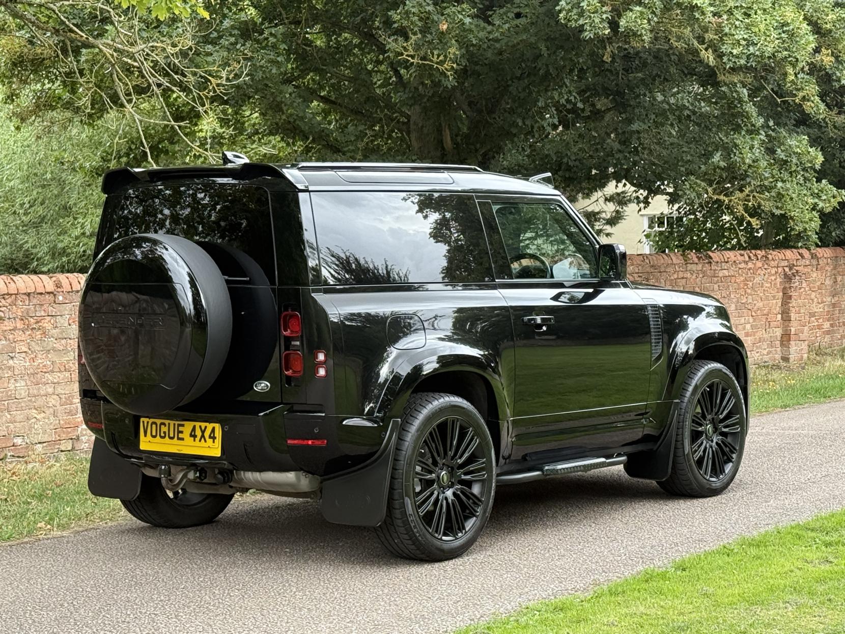 Land Rover Defender 90 3.0 D200 MHEV Hard Top SUV 3dr Diesel Auto 4WD SWB Euro 6 (s/s) (200 ps)