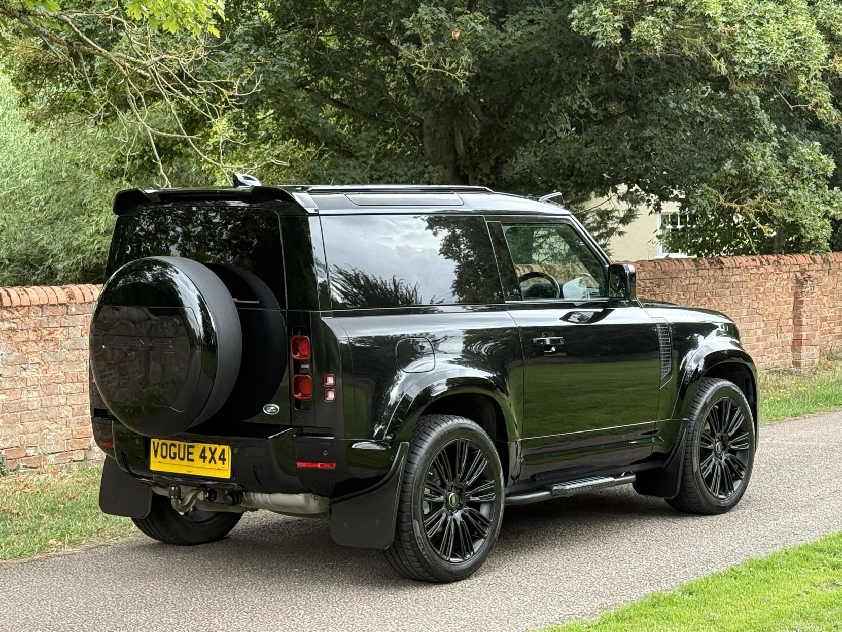 Land Rover Defender 90 3.0 D200 MHEV Hard Top SUV 3dr Diesel Auto 4WD SWB Euro 6 (s/s) (200 ps)