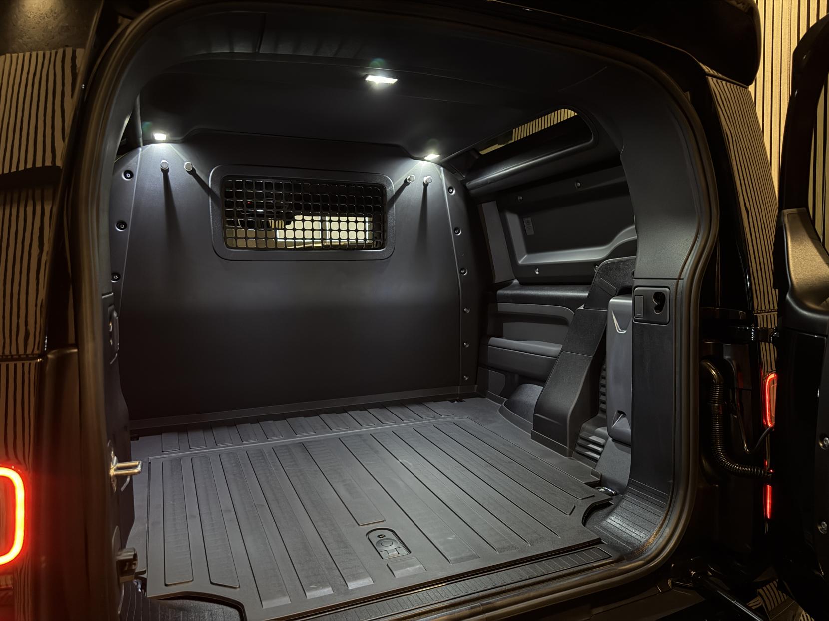 Land Rover Defender 90 3.0 D250 MHEV X-Dynamic SE Hard Top SUV 3dr Diesel Auto 4WD SWB Euro 6 (s/s) (249 ps)