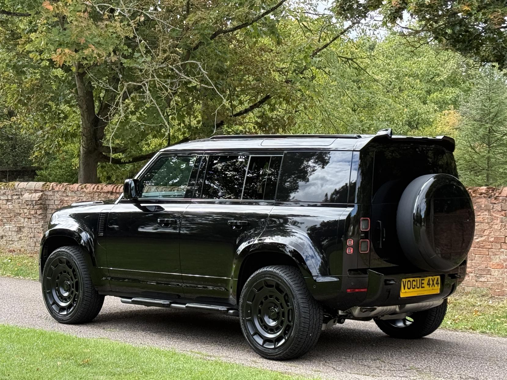 Land Rover Defender 110 3.0 D250 MHEV X-Dynamic SE Hard Top SUV 5dr Diesel Auto 4WD MWB Euro 6 (s/s) (249 ps)