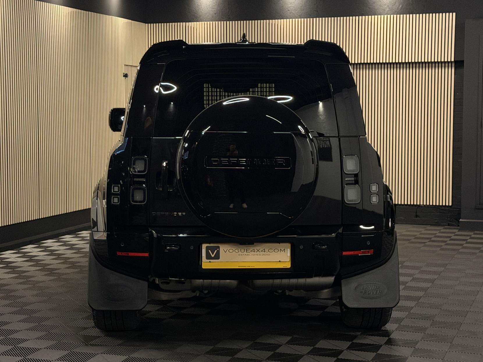 Land Rover Defender 90 3.0 D250 MHEV X-Dynamic SE Hard Top SUV 3dr Diesel Auto 4WD SWB Euro 6 (s/s) (249 ps)