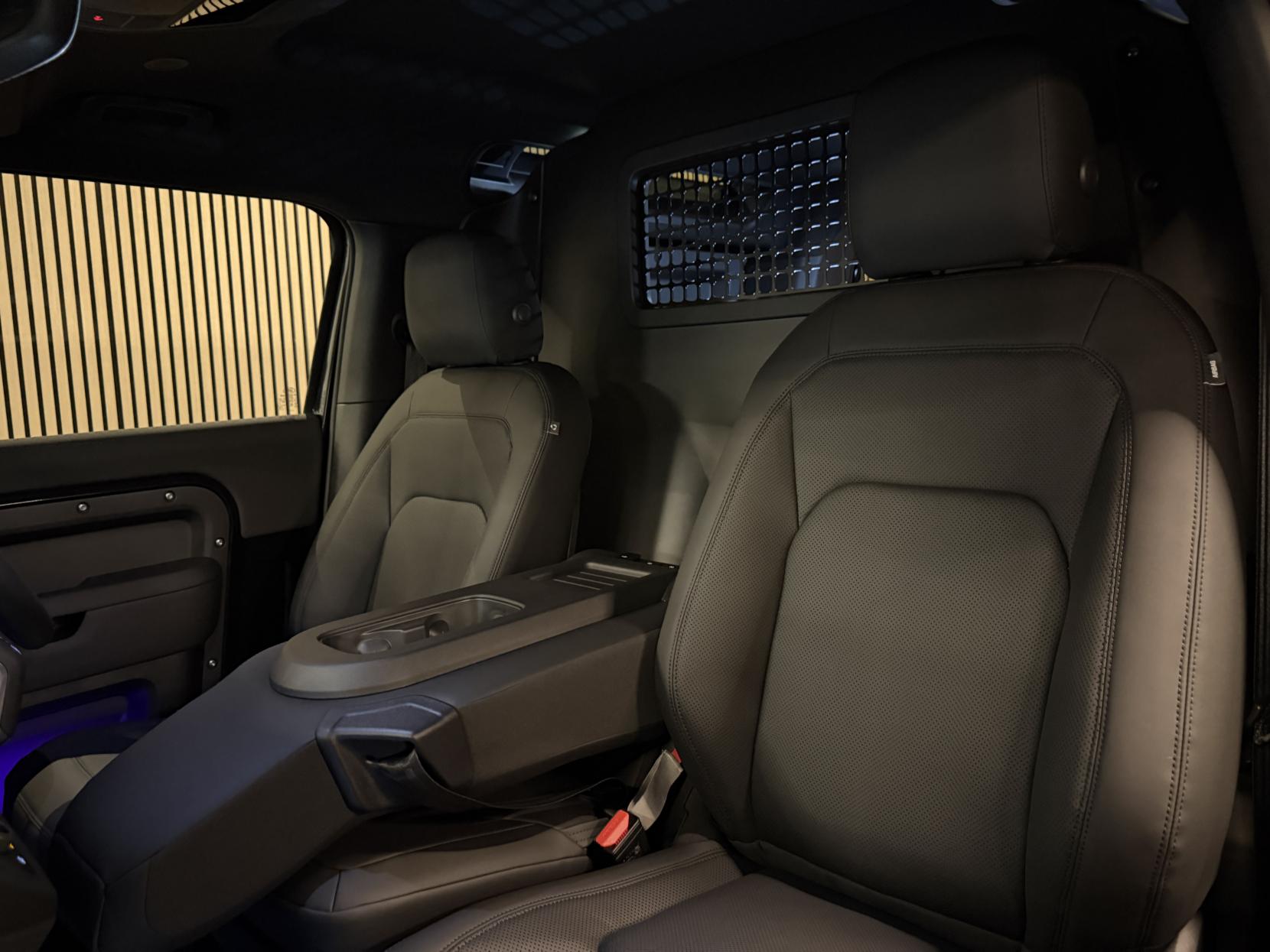 Land Rover Defender 90 3.0 D250 MHEV X-Dynamic SE Hard Top SUV 3dr Diesel Auto 4WD SWB Euro 6 (s/s) (249 ps)